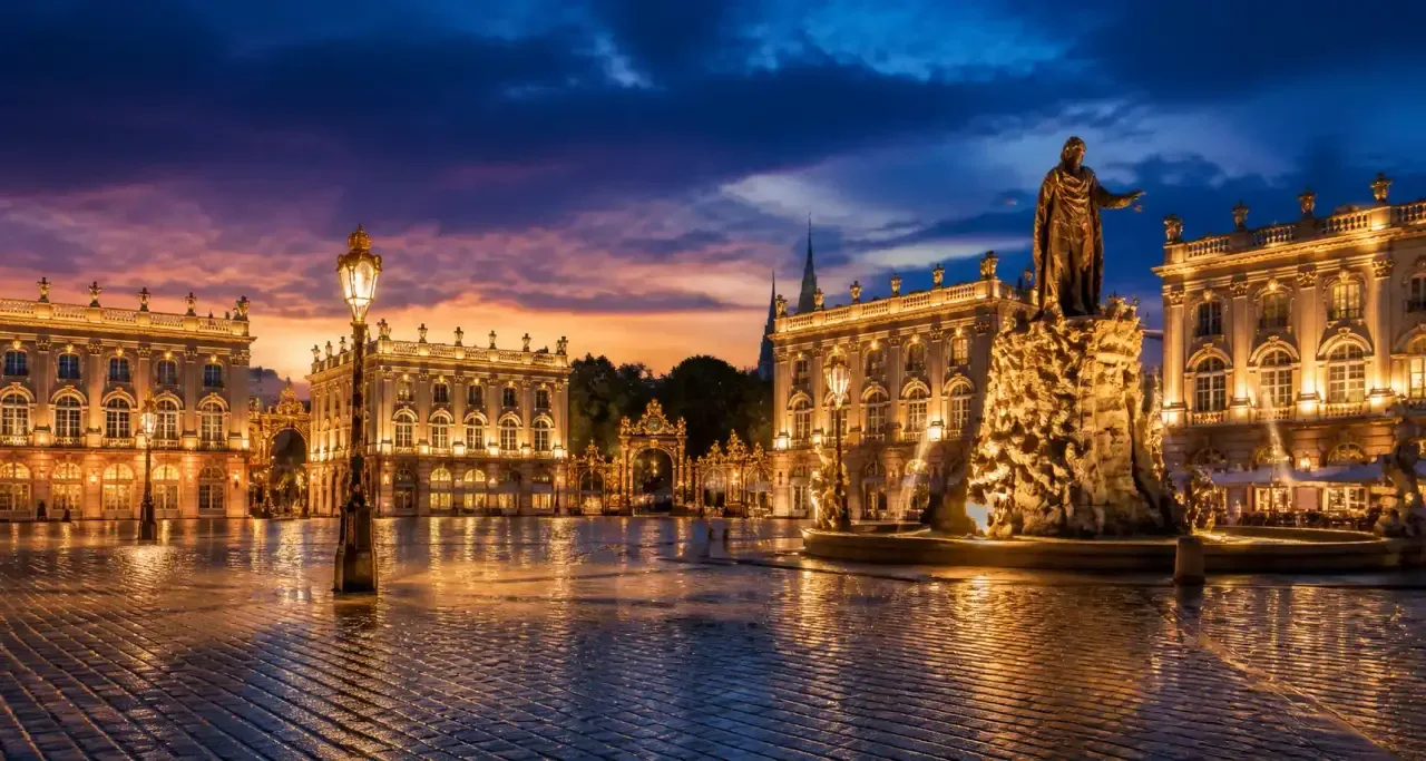 Place Stanislas à Nancy, illuminée en soirée