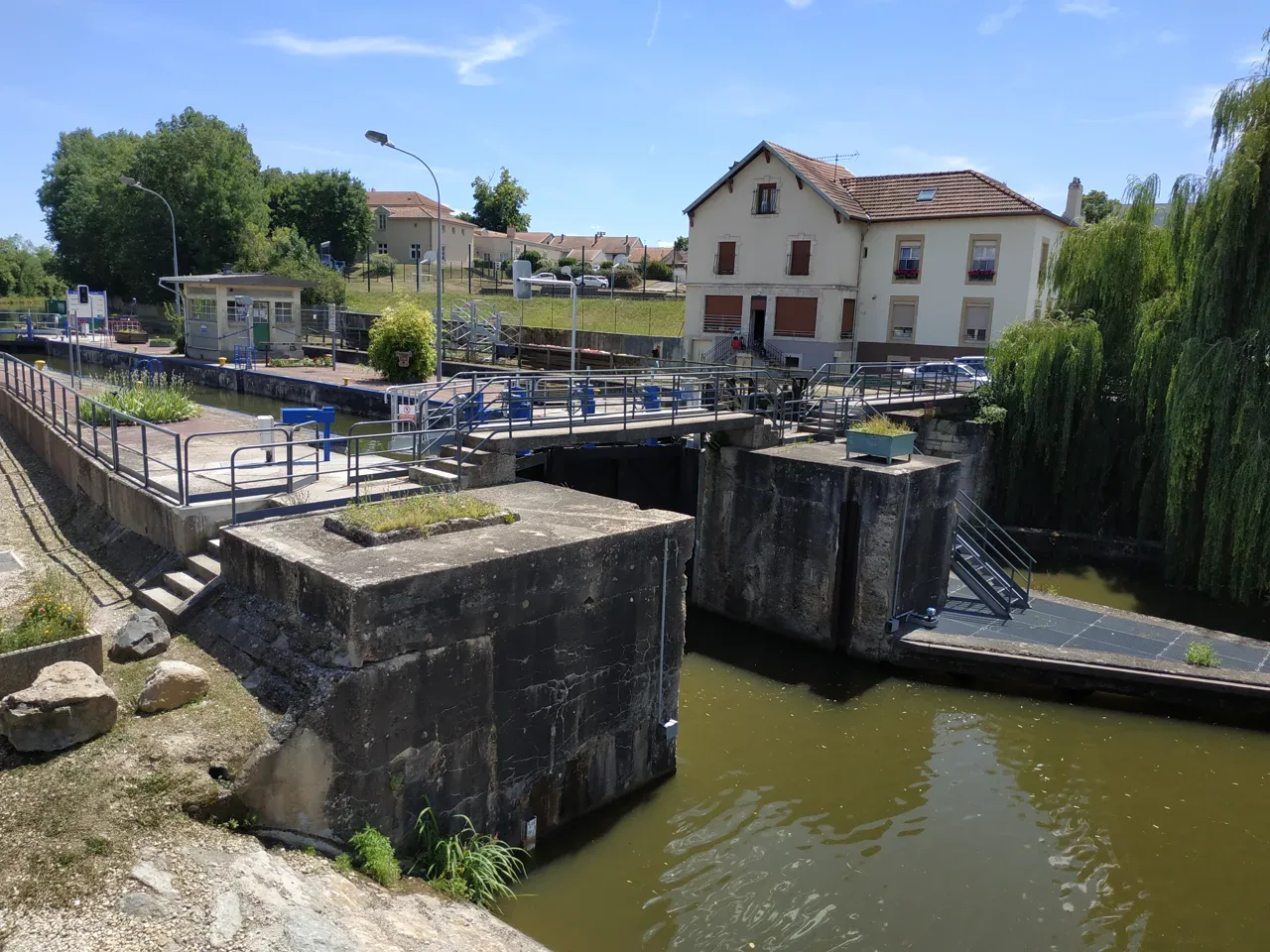 L’écluse de Laneuveville-devant-Nancy. Photo de contexte dans la commune de la piscine.