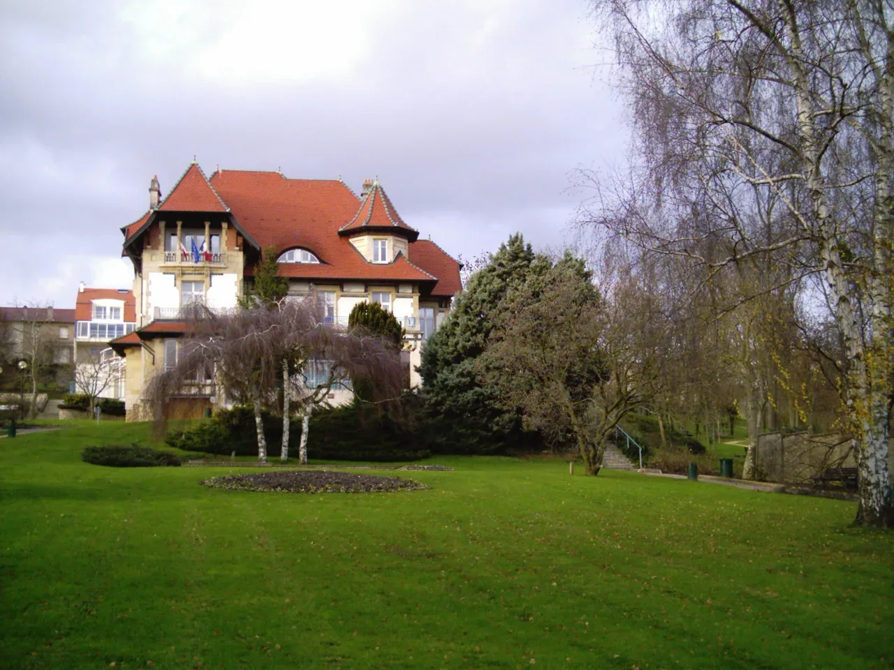 La mairie de Laxou, photographiée en 2007. Photo de contexte de la commune, qui ne représente pas la piscine.