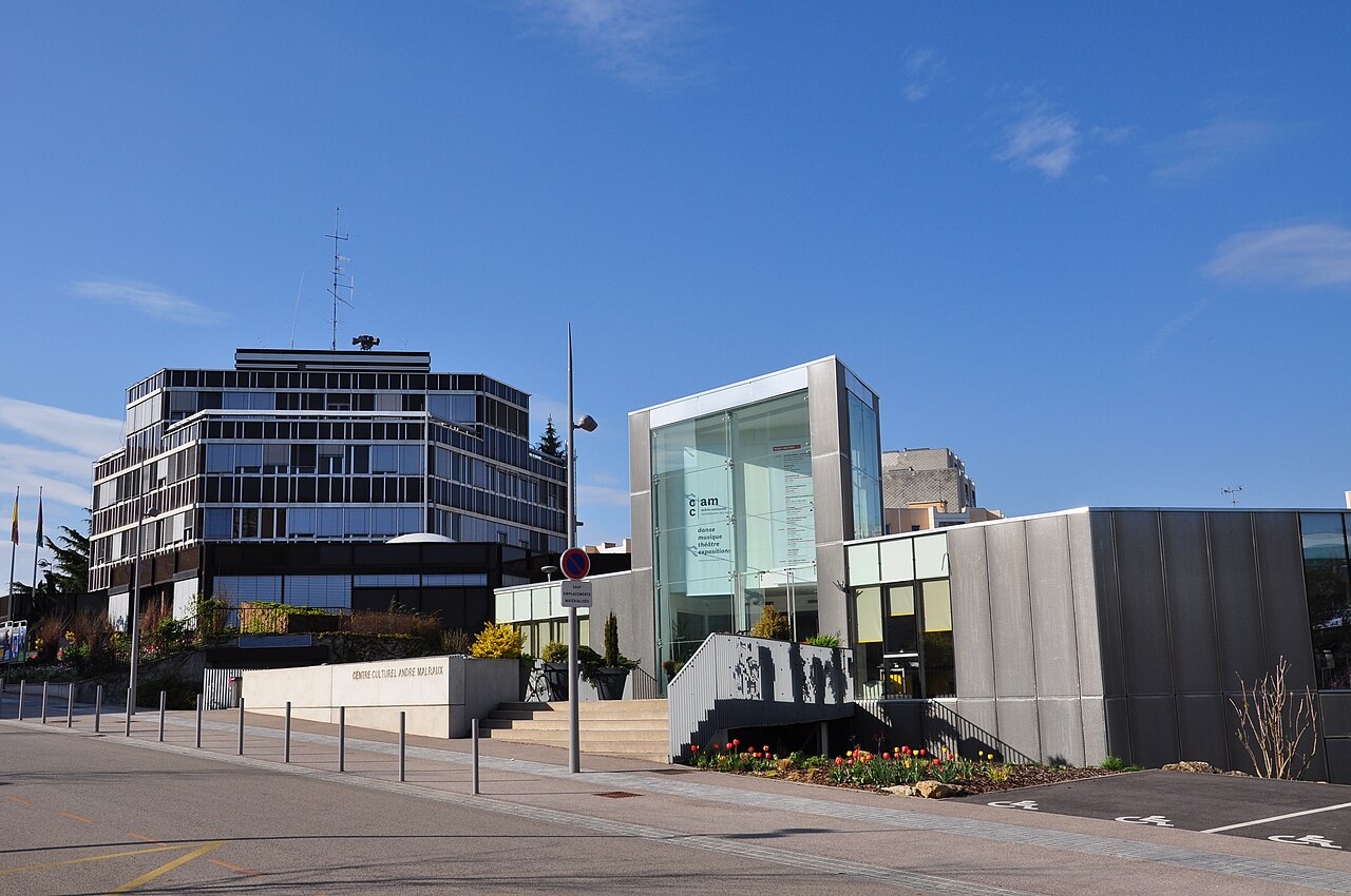 Hôtel de ville de Vandœuvre-lès-Nancy et entrée du Centre culturel André-Malraux, en 2012