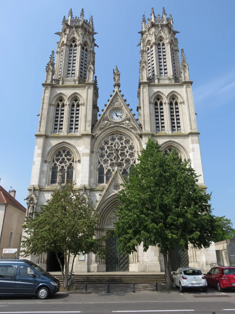 Église Saint-Léon IX, rue Saint-Léon : un repère du quartier de l’école. La photo montre l’église, pas l’école.