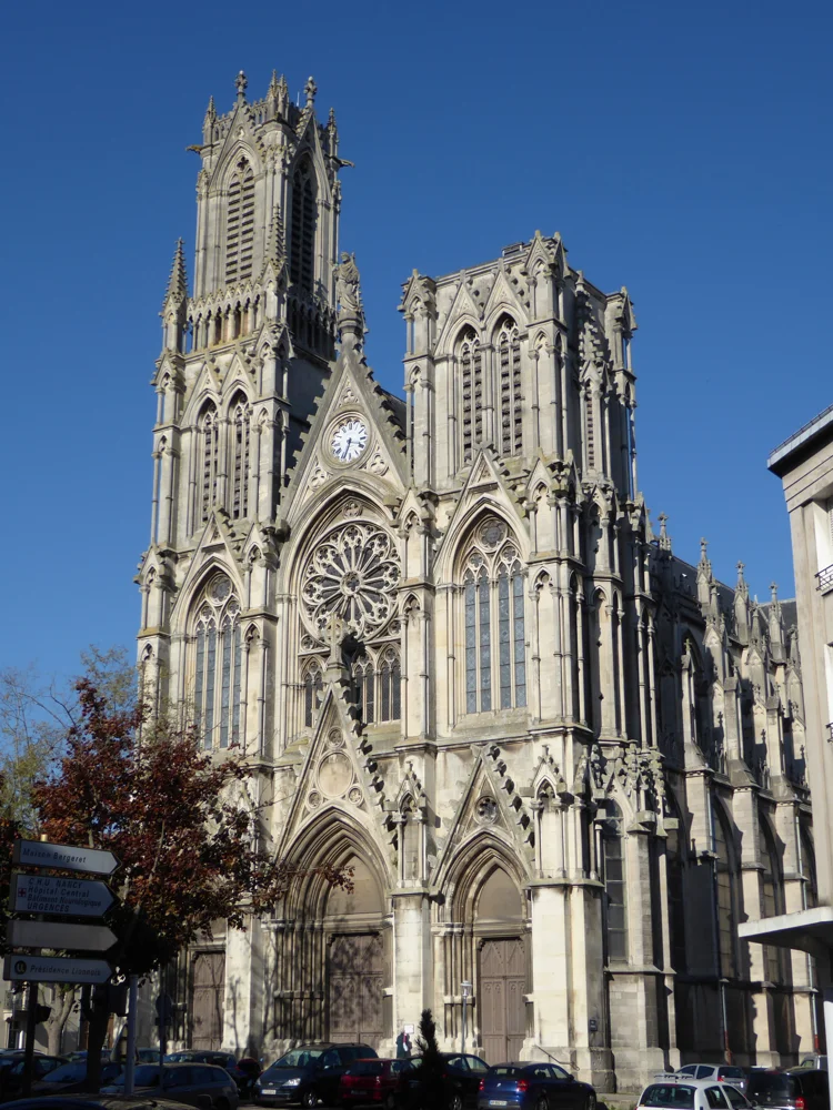 Église Saint-Pierre, un repère proche de l’école rue de Nabécor. La photo montre l’église, pas l’école.